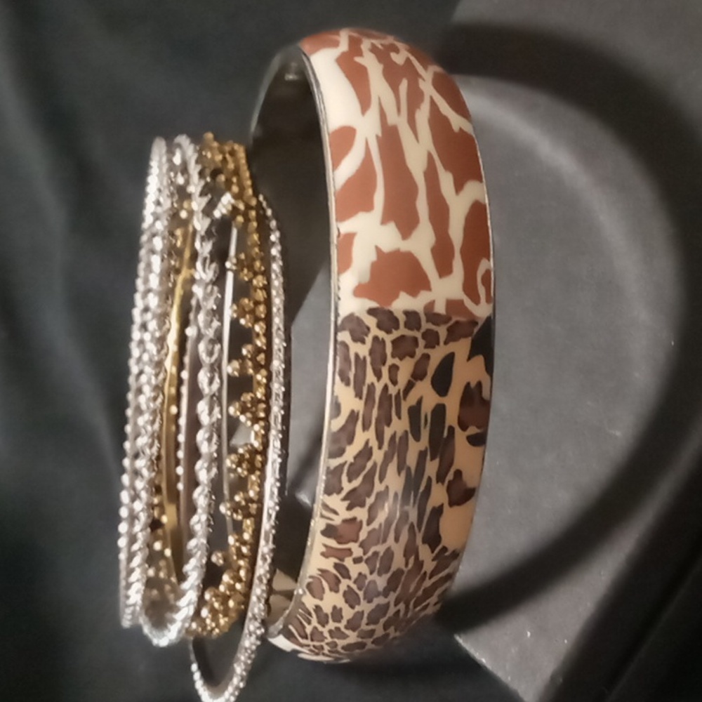 Vintage bangle bracelets like new large size 8 gold & silver tone leopard print